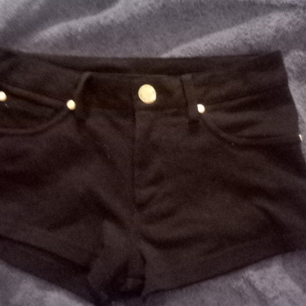 Black short booty shorts